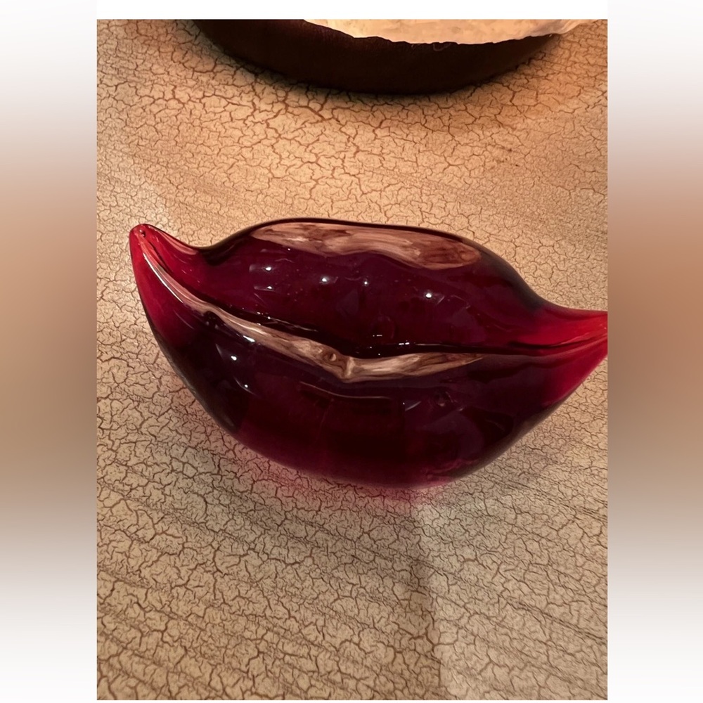 red lips art glass paperweight decor! unique piece!